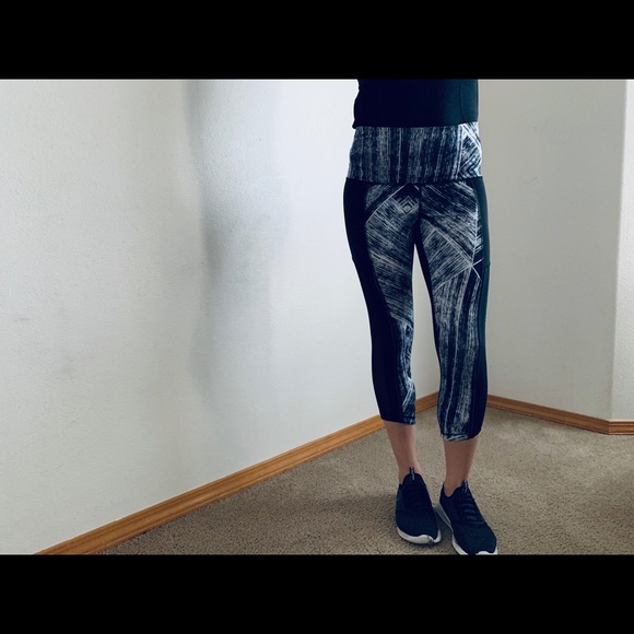 Lululemon Athletica white/ black Capri leggings - Picture 2 of 10
